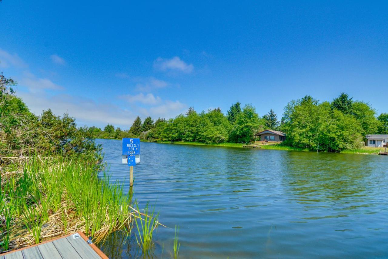 Canal Cottage Retreat With Dock And Waterfront Views Ocean Shores Eksteriør bilde